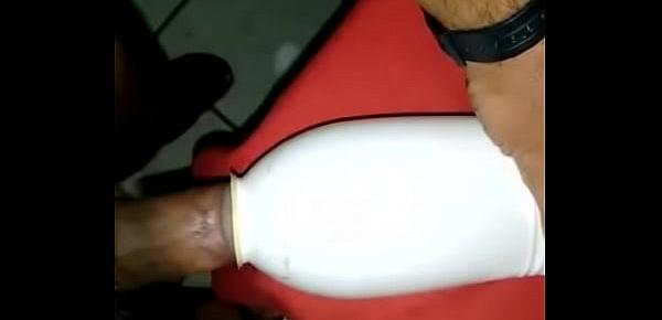  buceta improvisada com uma garrafa de yogurt grande.